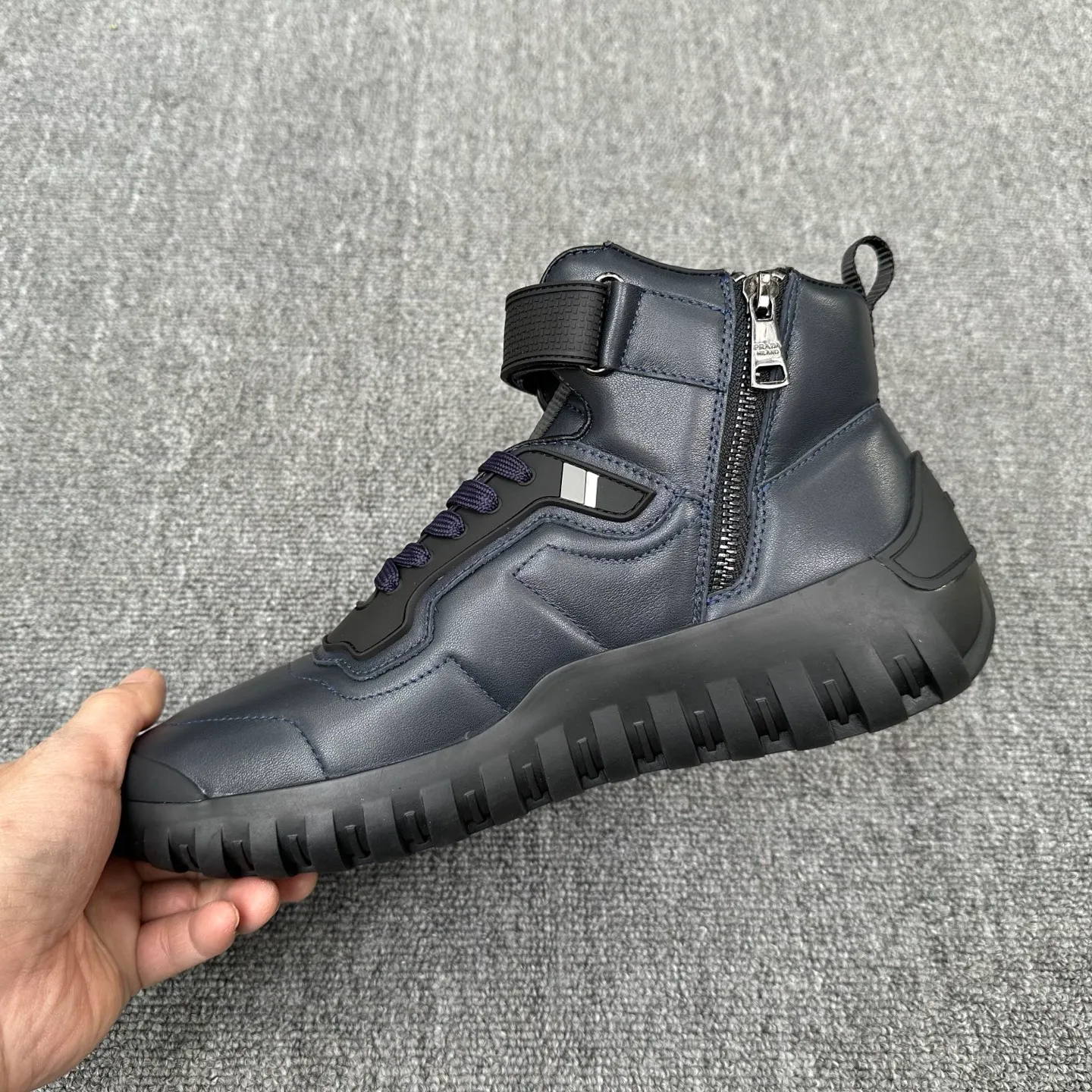 💰880 Prada/Prada’s new men’s spliced ​​casual sports boots! The shoe's exquisite stitching outlines a unique geometric texture, and contemporary lines and details reinterpret the classic sports style. The upper is made of ultra-official material, and the lining is full cowhide. It is lightweight, breathable, practical and versatile. The tongue is decorated with the Prada Milano logo, and the logo print is embellished with the laces. It is paired with a 2.5cm two-color rubber sole to create a comfortable wearing experience. Comes with full set of original packaging dust bag! Size: 39-40-41-42-43-44 (45 customized) standard leather shoe size Item number: 41274651